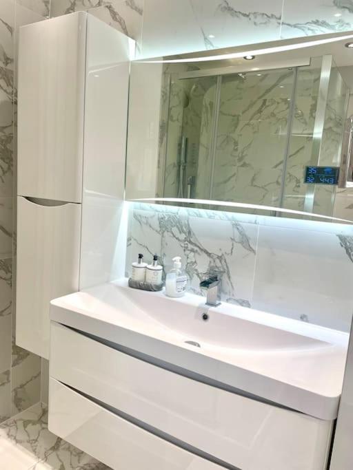 Stunning 1 Bedroom And Double Sofa Bed Near Train Station Саутгемптон Экстерьер фото